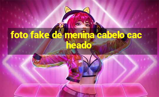 foto fake de menina cabelo cacheado