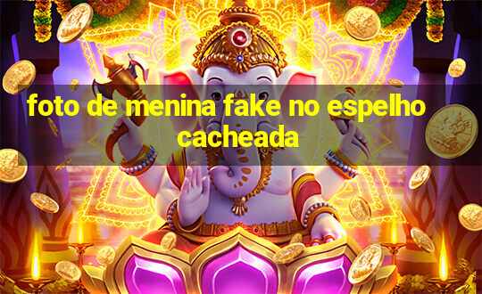 foto de menina fake no espelho cacheada